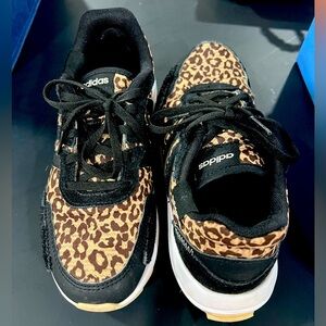 Adidas women’s size 6